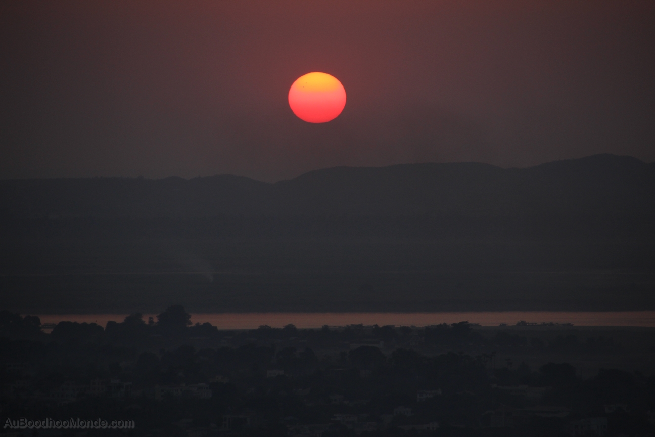 Myanmar - Mandalay - Soleil rouge